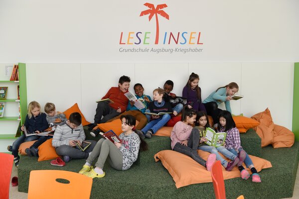 lesende Kinder auf der Leseinsel in der Grundschule Kriegshaber
