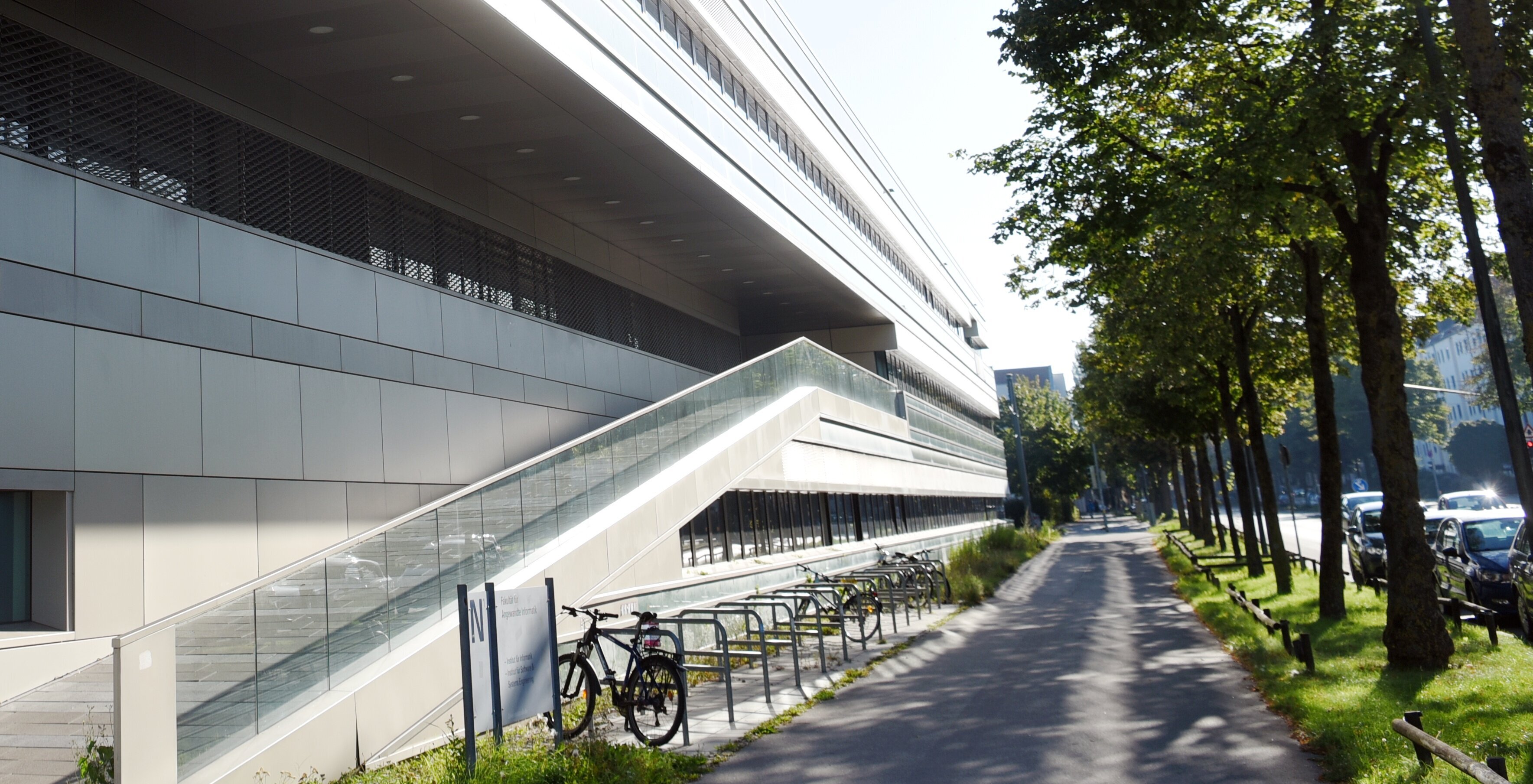 modernes Gebäude von der Ecke her fotografiert