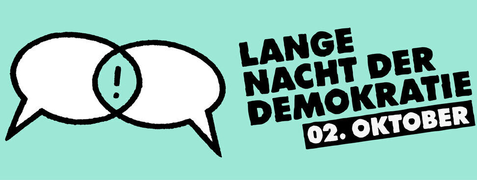 zwei Sprechbasen auf grünem Hintergrund. Der Text: Lange Nacht der Demokratie. 2. Oktober. 