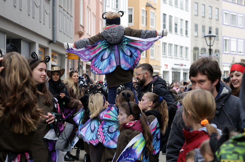 Eine bunte Menschengruppe in Kostümen. 