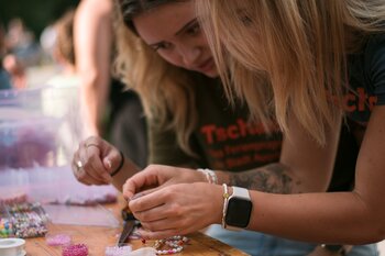 2 Frauen basteln Armbänder mit Perlen