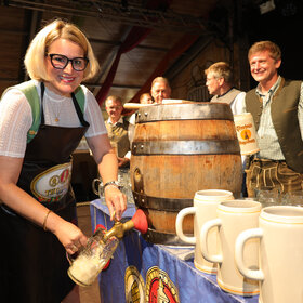 Bieranstich durch OBin Eva Weber