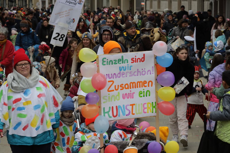 Lang, Laut Und Bunt: Der Gaudiwurm Zog Durch Die Augsburger Innenstadt