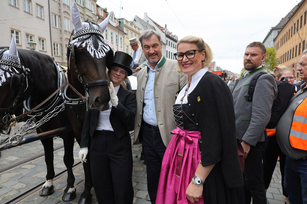 Ministerpräsident Söder zu Gast auf dem Herbstplärrer beim Festumzug