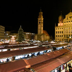 Augsburger Christkindlesmarkt, jetzt hell erleuchtet, von oben gesehen
