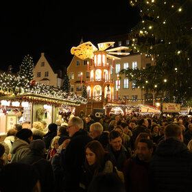 hell erleuchteter Weihnachtsmarkt