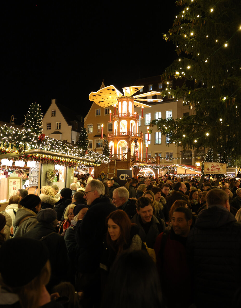 hell erleuchteter Weihnachtsmarkt