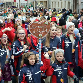 Eine bunte Menschengruppe in Kostümen.