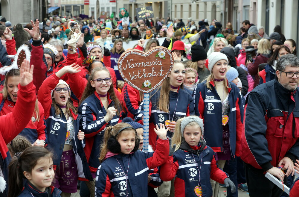 Eine bunte Menschengruppe in Kostümen.