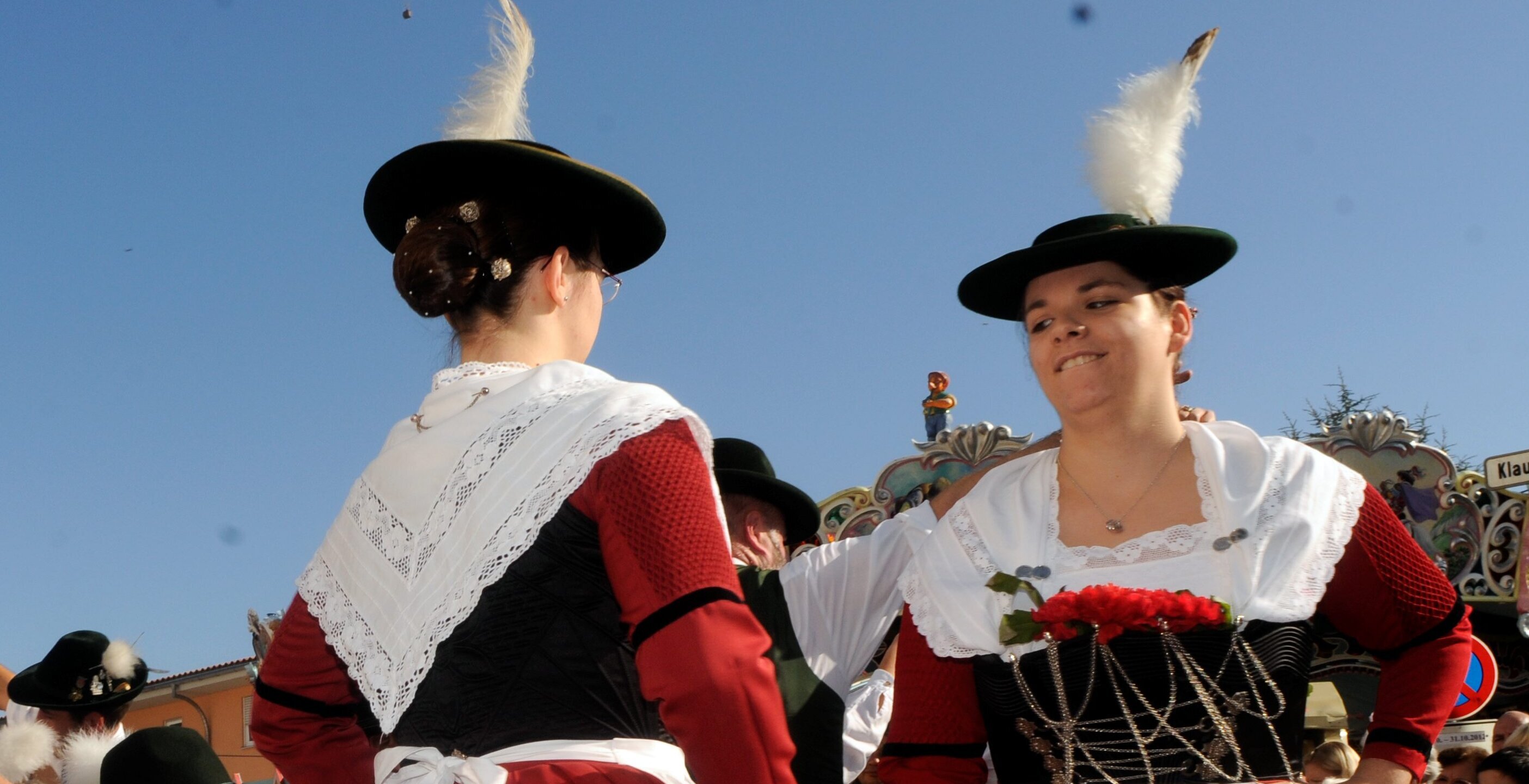 Frauen in Miesbacher Tracht beim Tanz