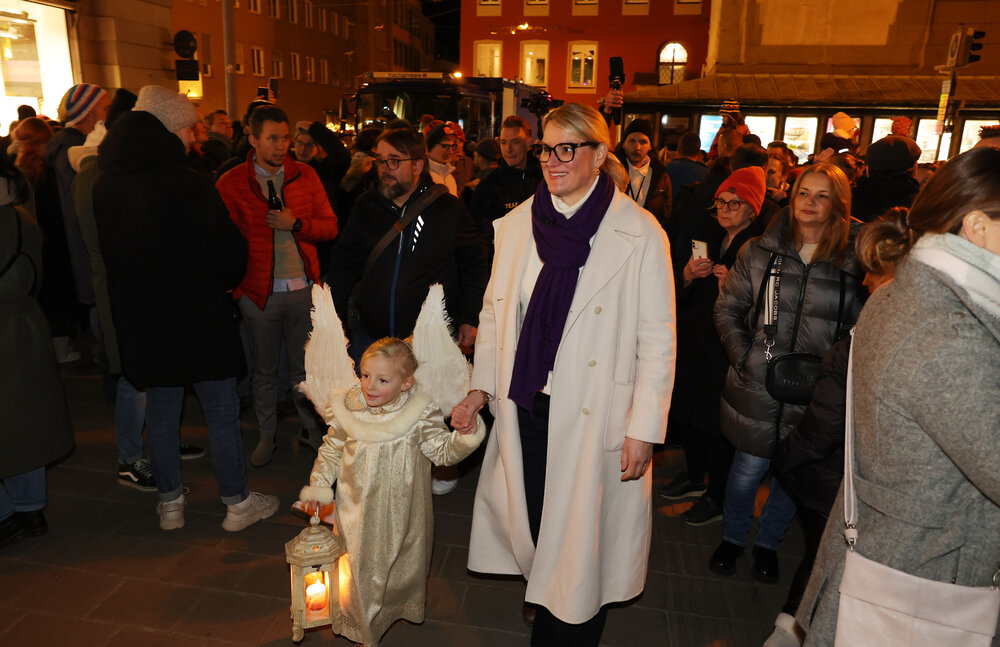 Oberbürgermeisterin Eva Weber mit dem Weihnachtsengel auf dem Weg zur Krippe