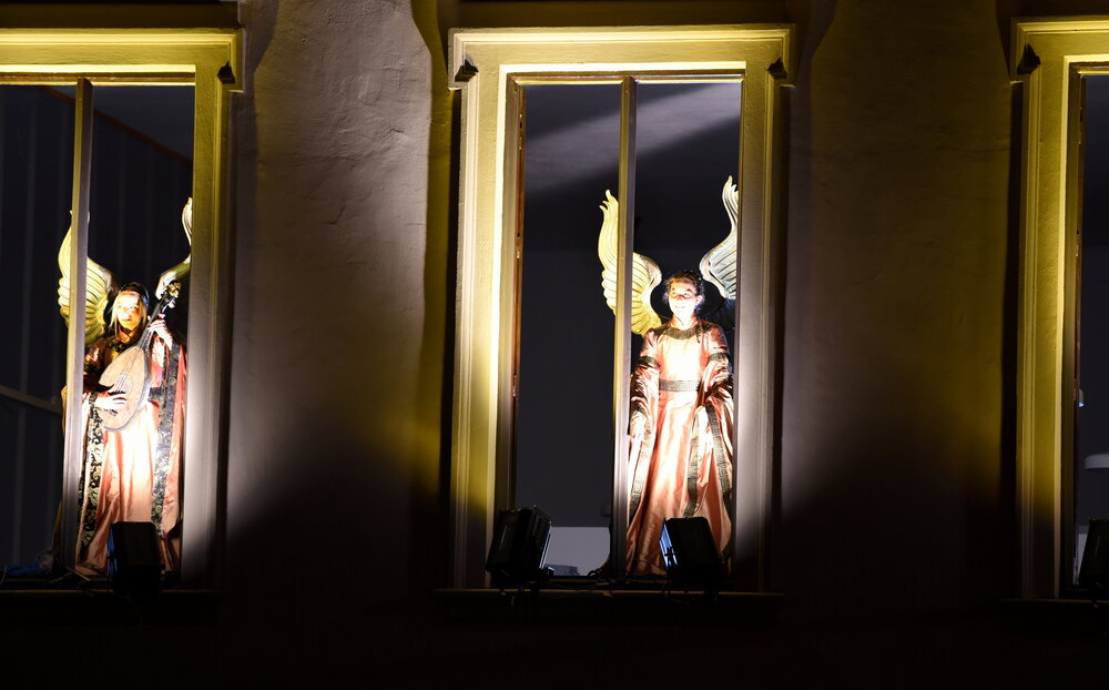 hell erleuchtete Fenster, an denen Engel stehen