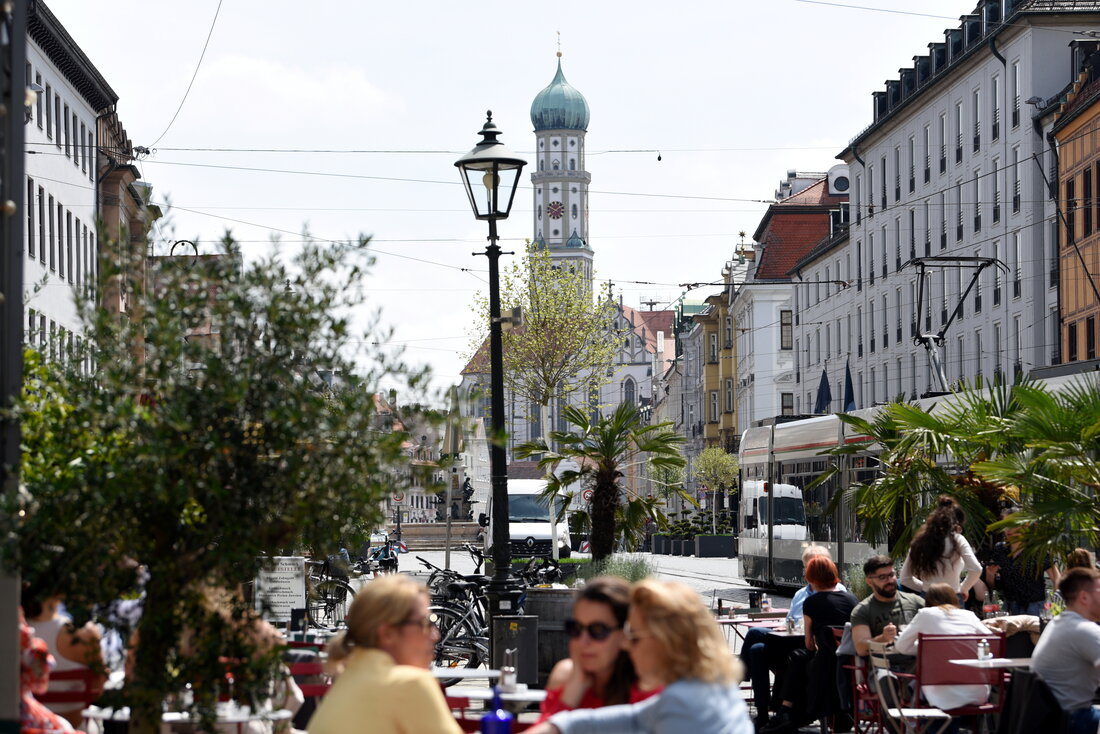 Eine sommerliche Szene in der Maximilianstraße mit Menschen im Cafe