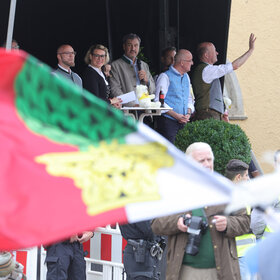 fahnenschwenkend beim Plärrerumzug