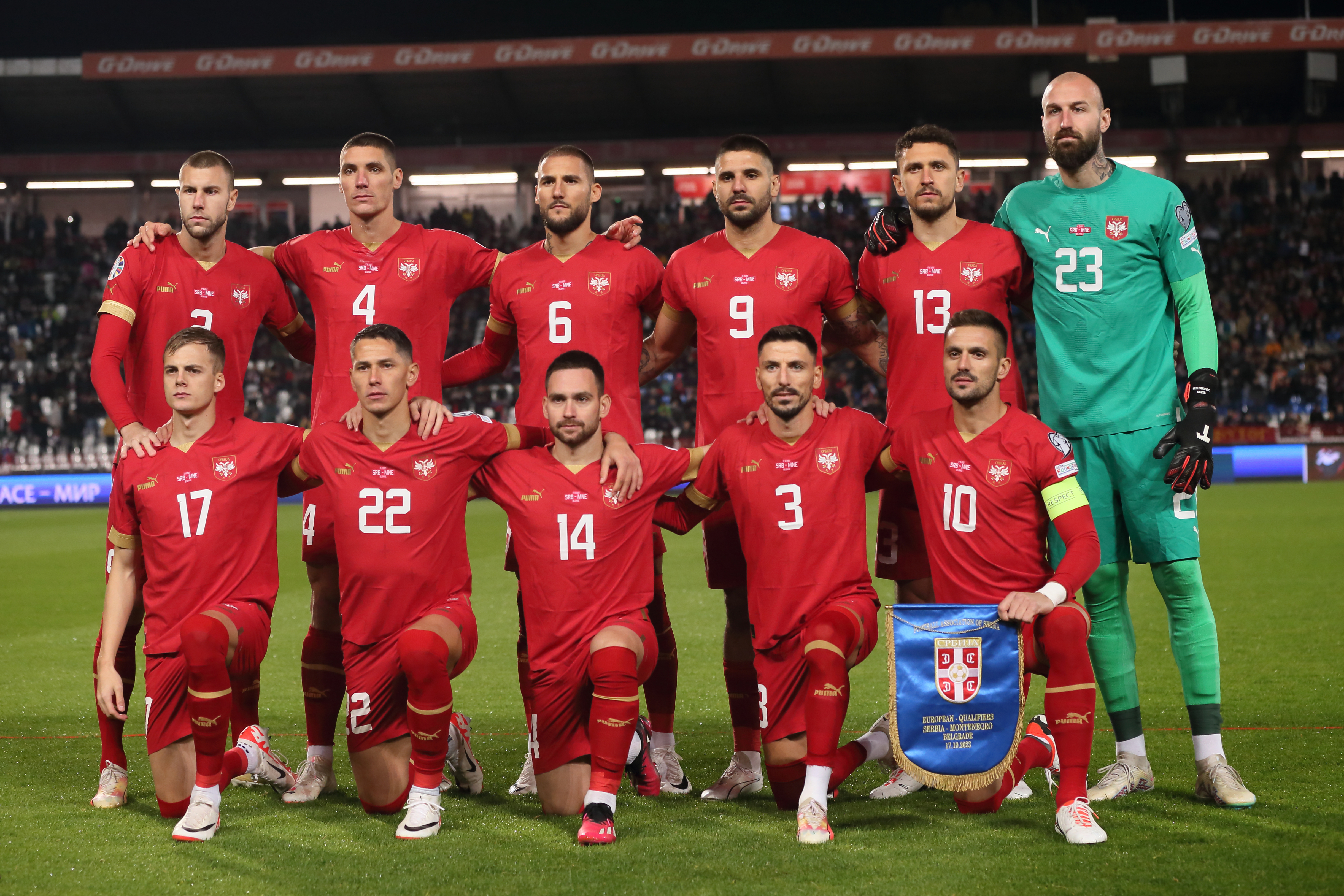 Die serbische Fußballnationalmannschaft als Gruppe in roten Trickots. 