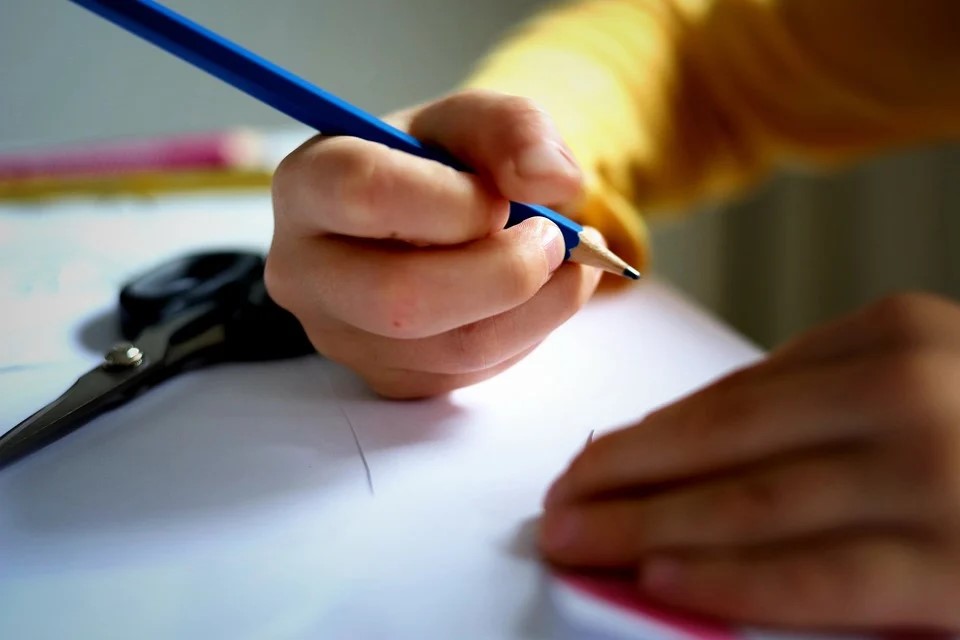 Quelle: https://pixabay.com/photos/write-child-school-learn-pencil-8487618/