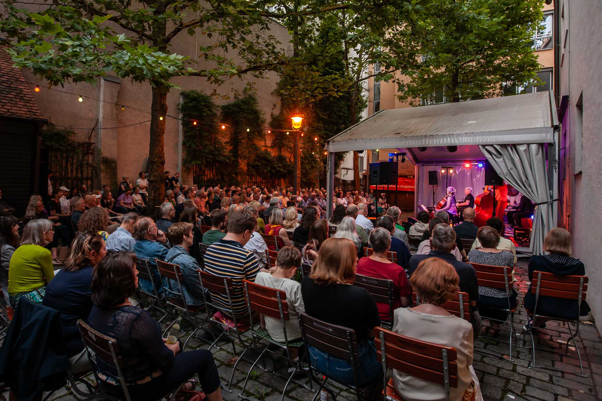 Freiluftkonzert mit vielen Leuten