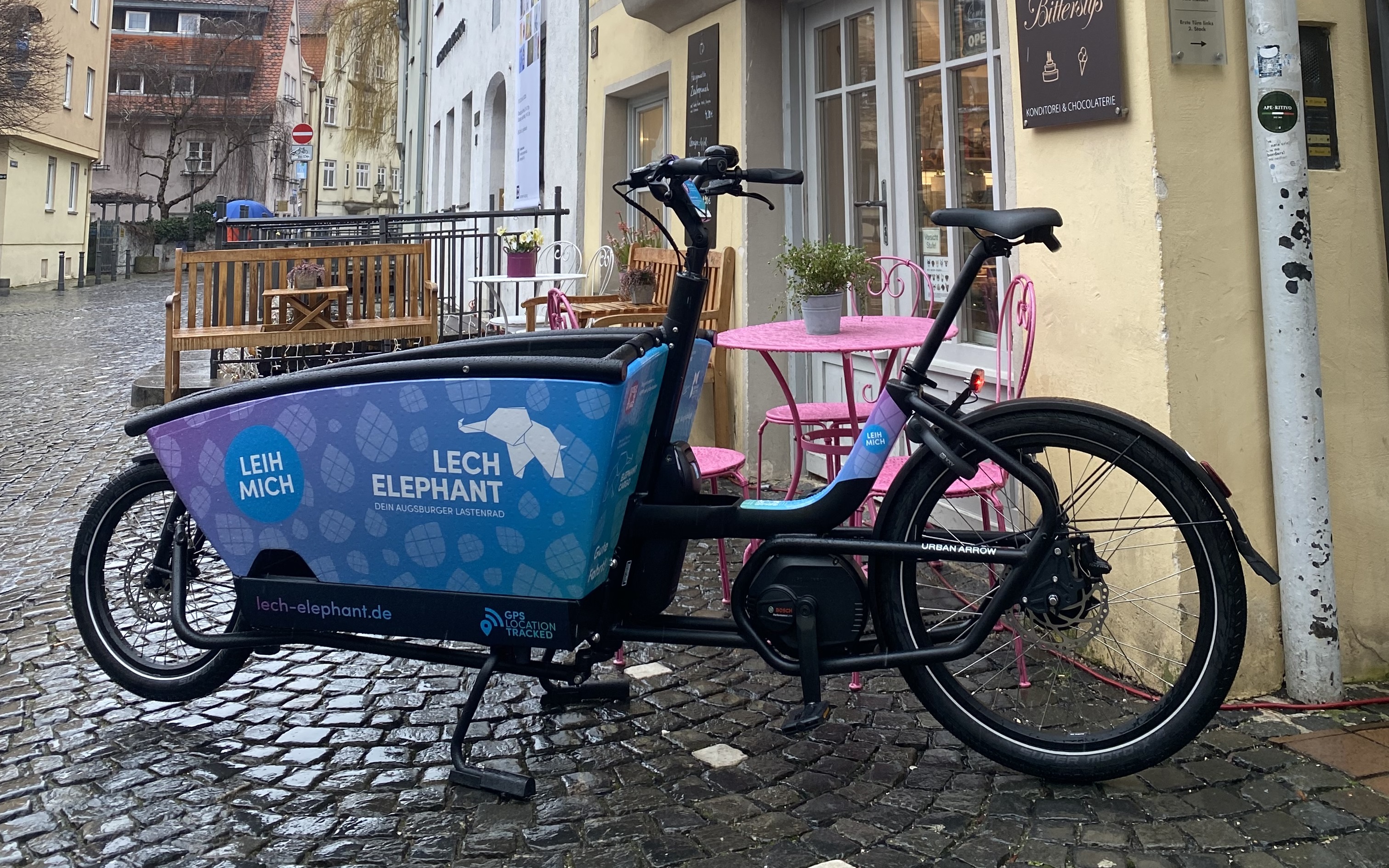 Ein Lastenrad mit der Aufschrift "Lech Elephant" steht in der Augsburger Altstadt