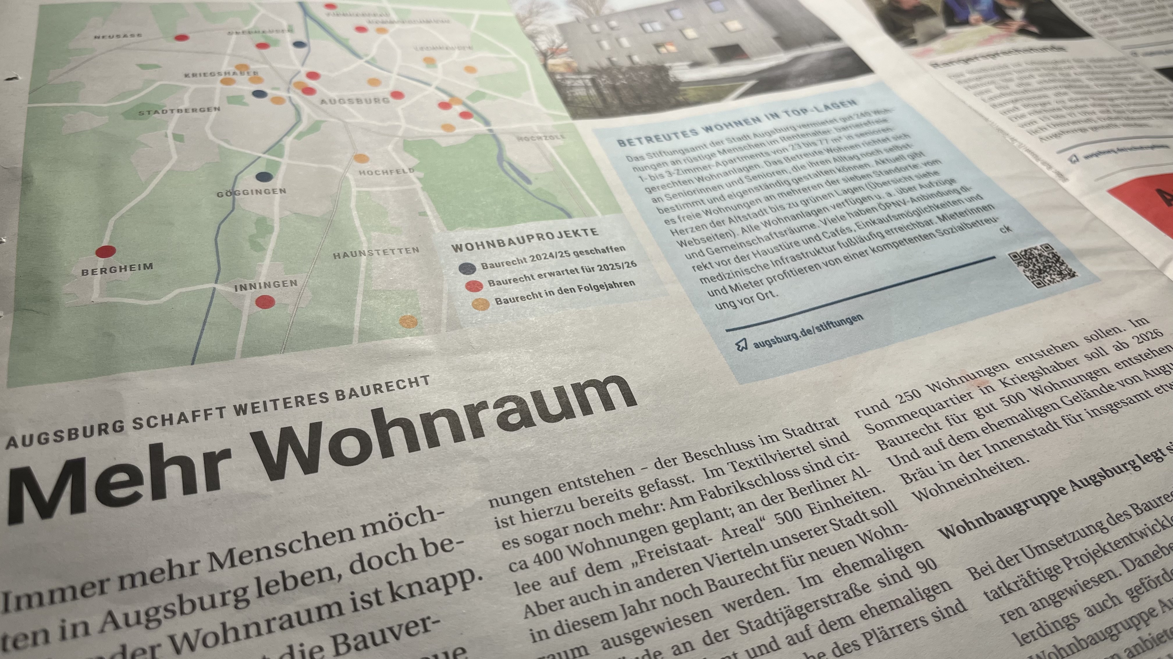 Ein Blick in eine Zeitung. Zu sehen ist eine Stadtkarte mit Markierungen. Und die Überschrift Mehr Wohnraum