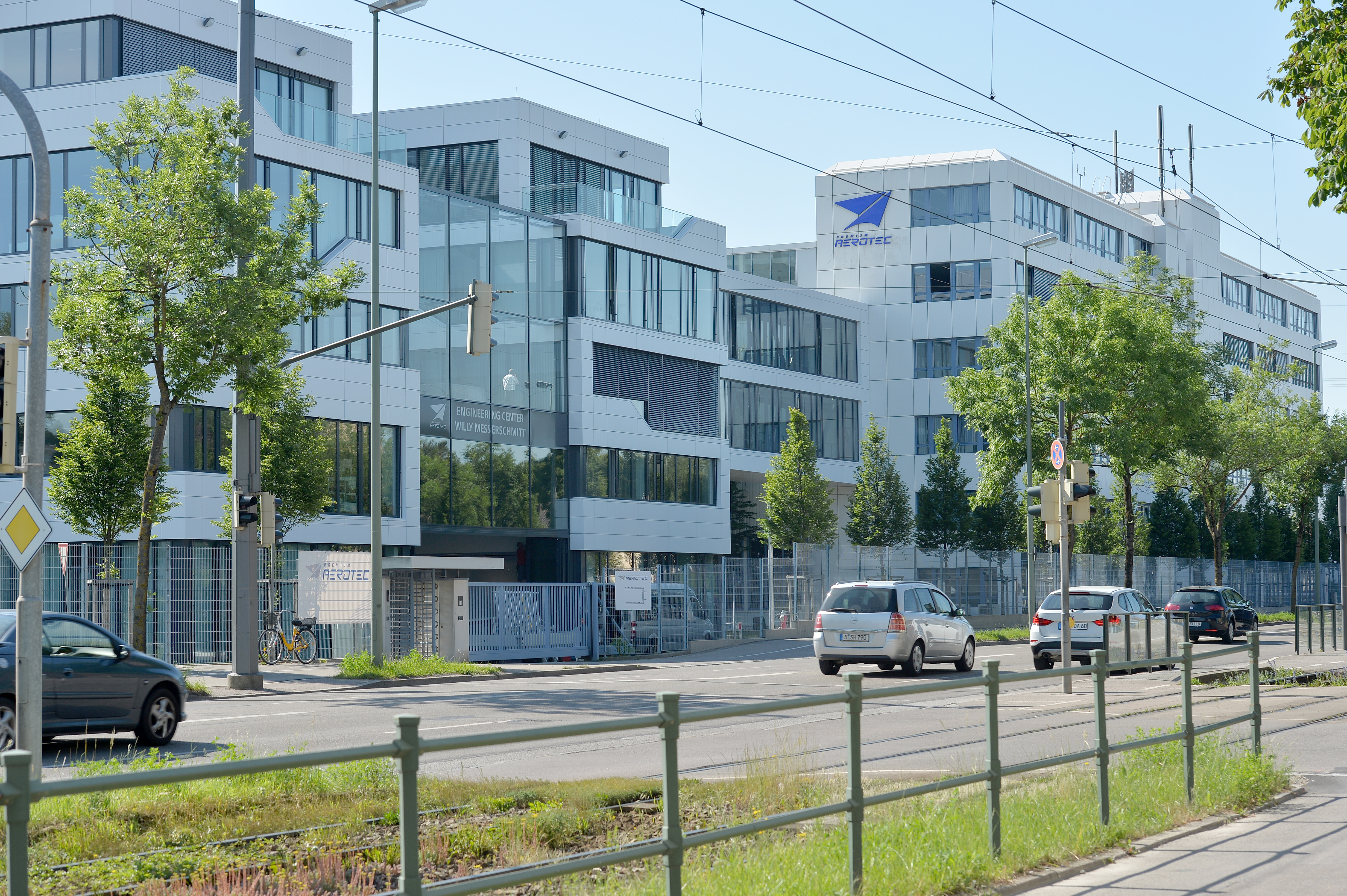 Moderne weiße Geschäftsgebäude an der Haunstetter Straße