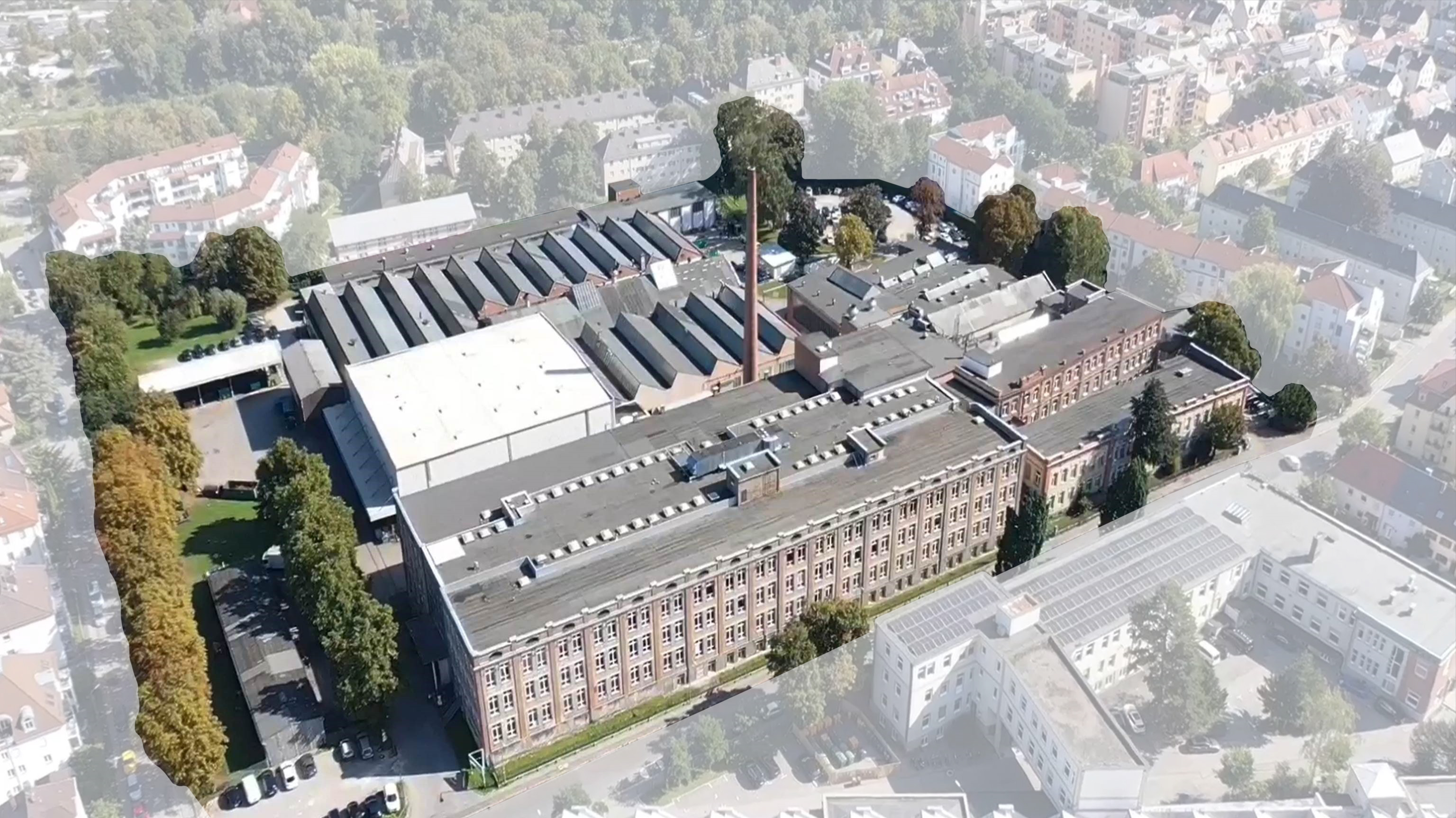 Luftaufnahme eines Fabrikgebäudes.