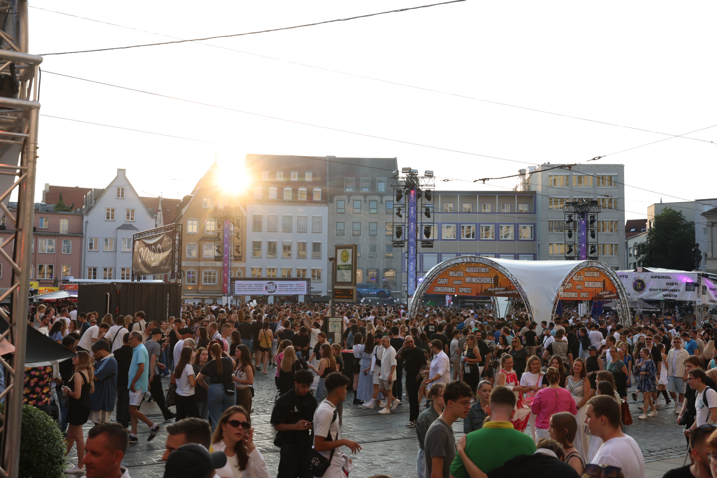 Menschen feiern auf dem Rathausplatz