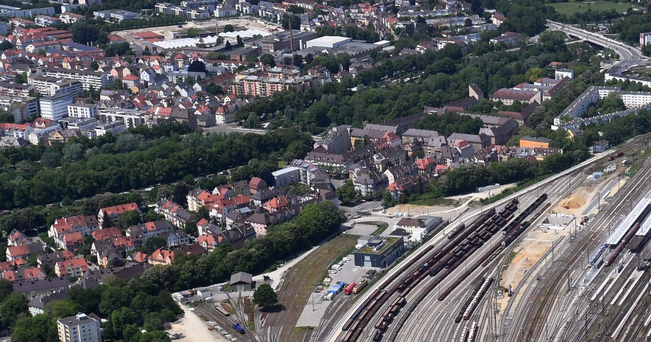 Luftaufnahme des Hauptbahnhofs und des Thelottviertels.
