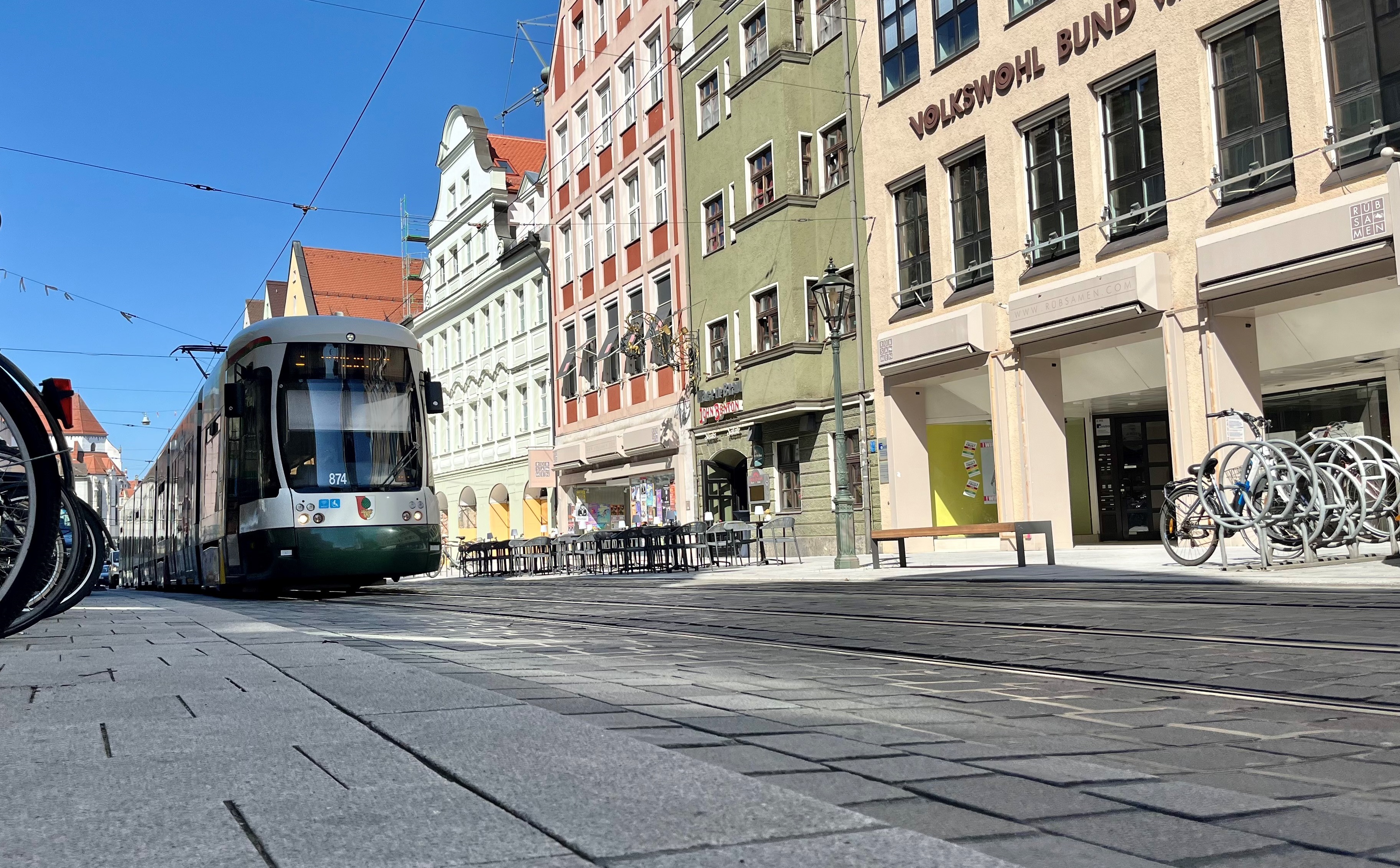 Eine Straßenbahn fährt durch eine historische Straße