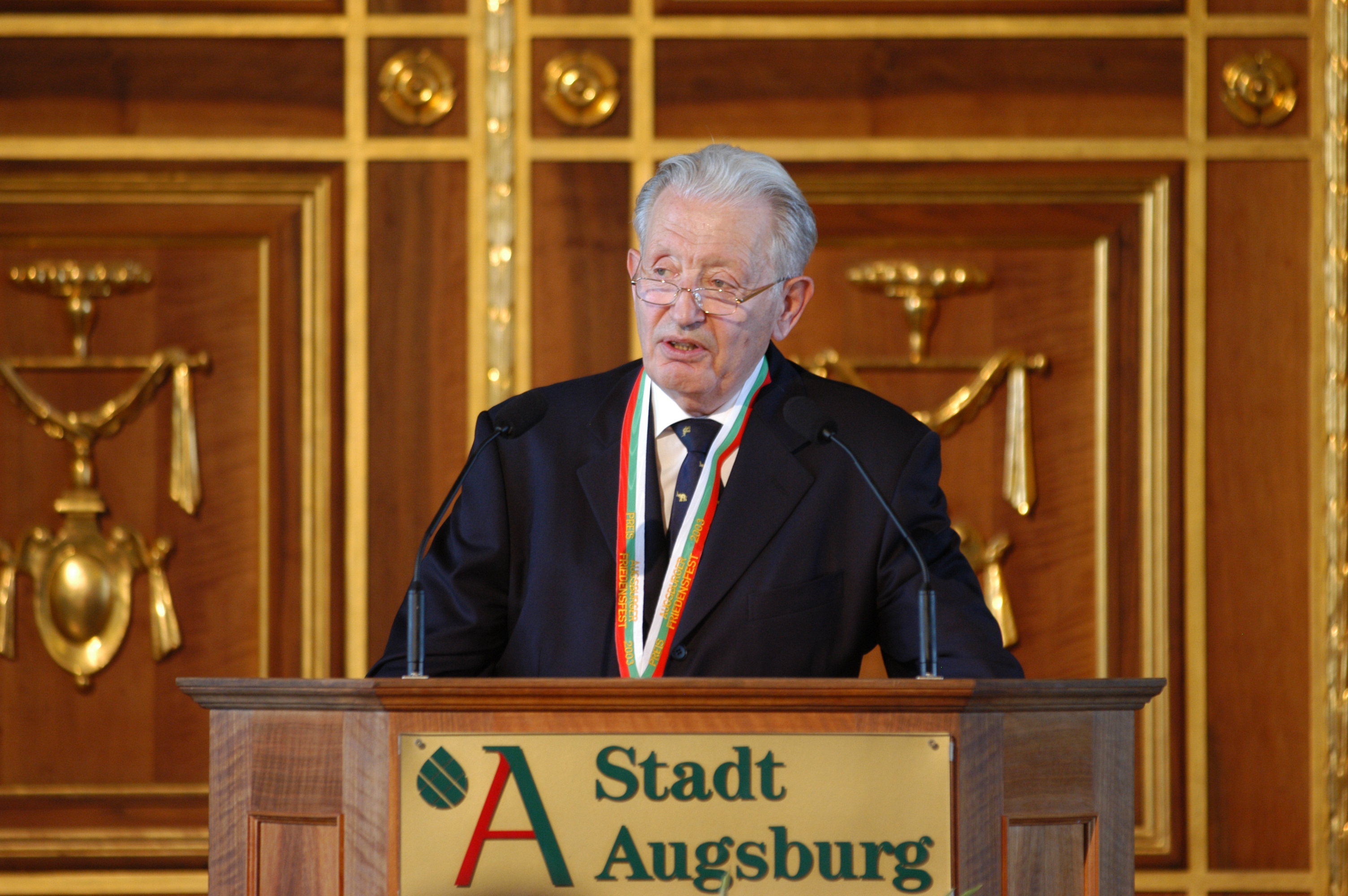 Helmut Hartmann bei der Preisverleihung 2003. 