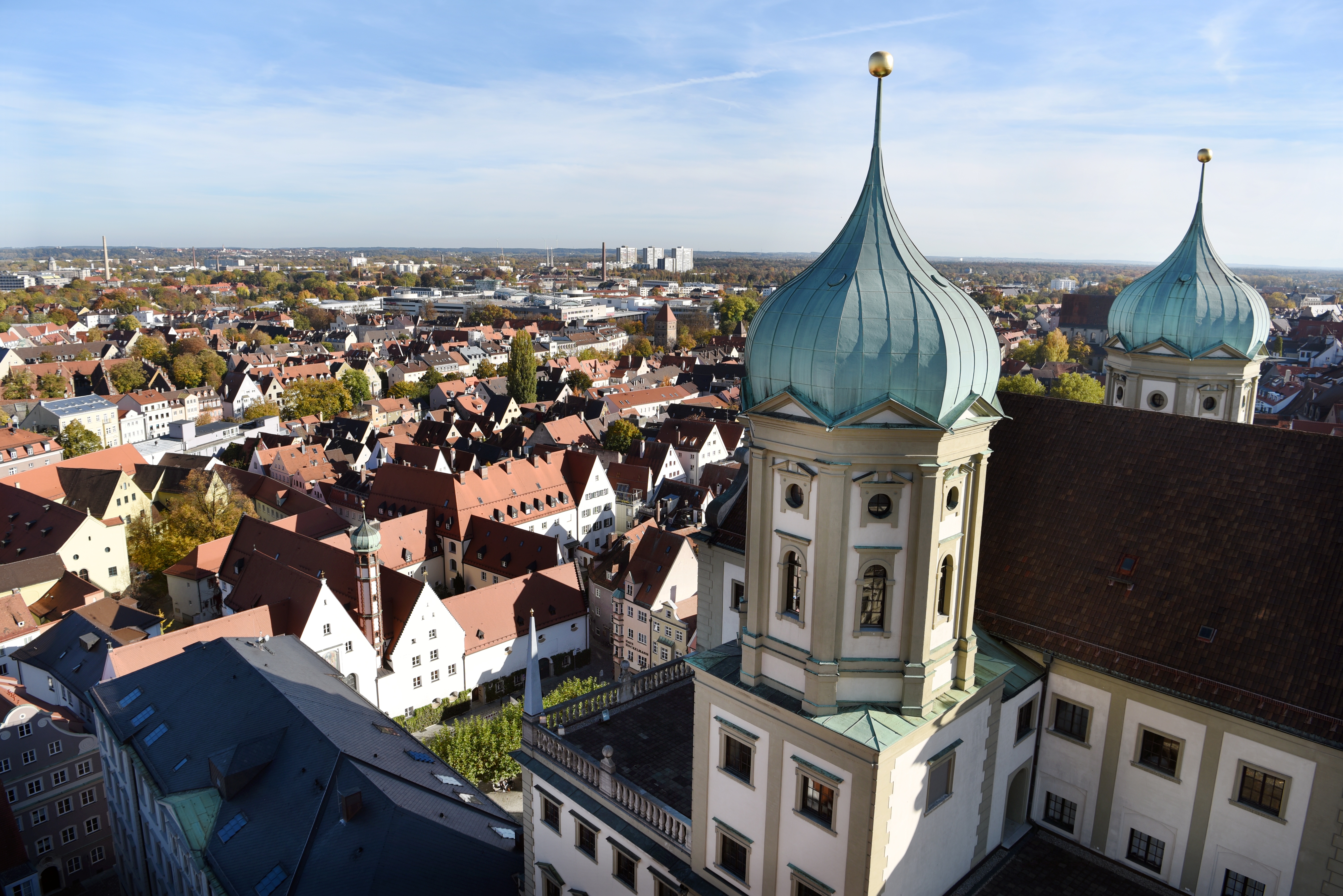 Blick vom Perlachturm über das Rathaus auf die Altstadt. Im Hintergrund sind die Stadtteile Textilviertel mit dem Schwabencenter und Hochzoll zu erkennen.