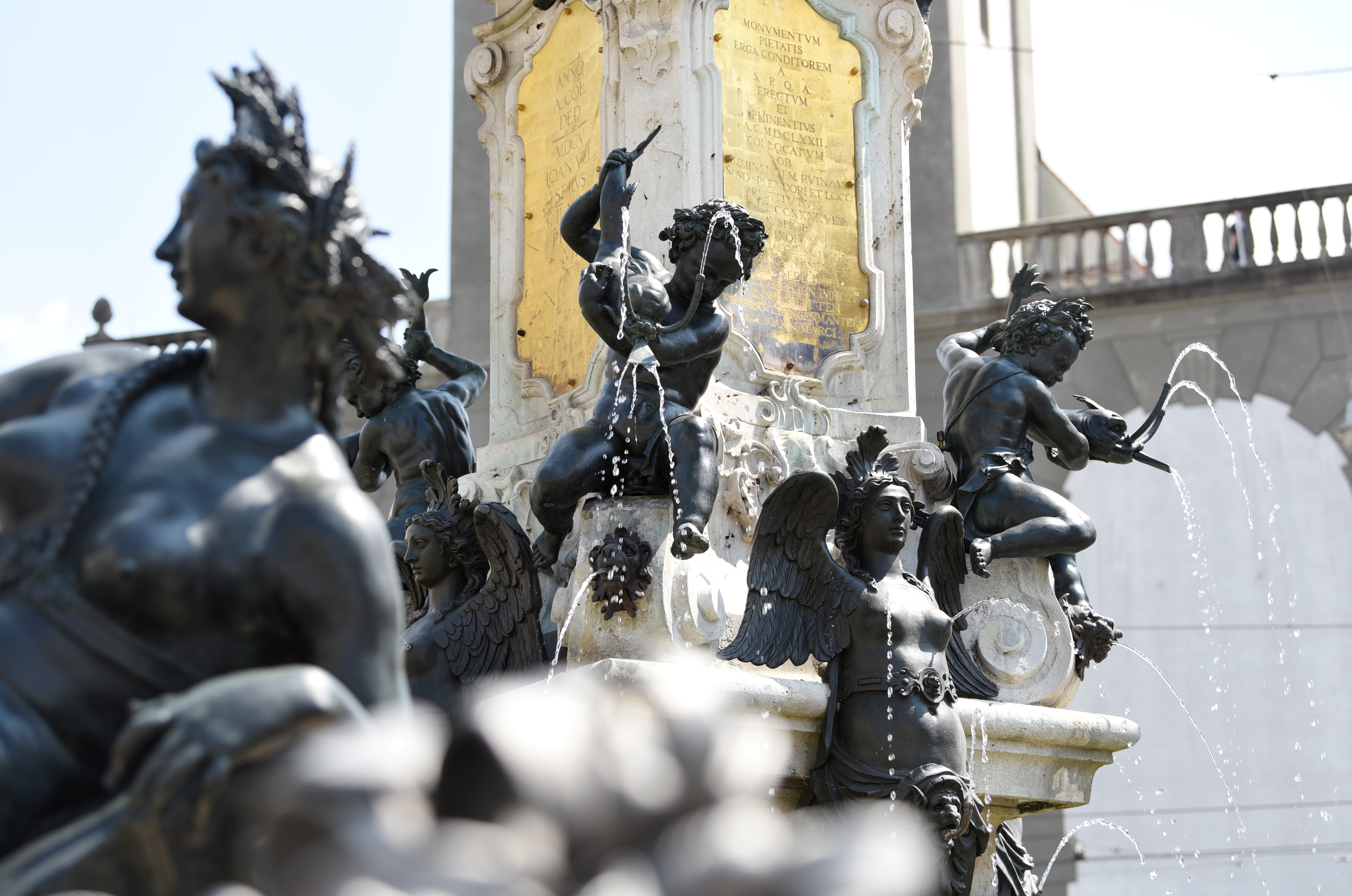 Der Augustusbrunnen mit Detailblick auf die Figuren.