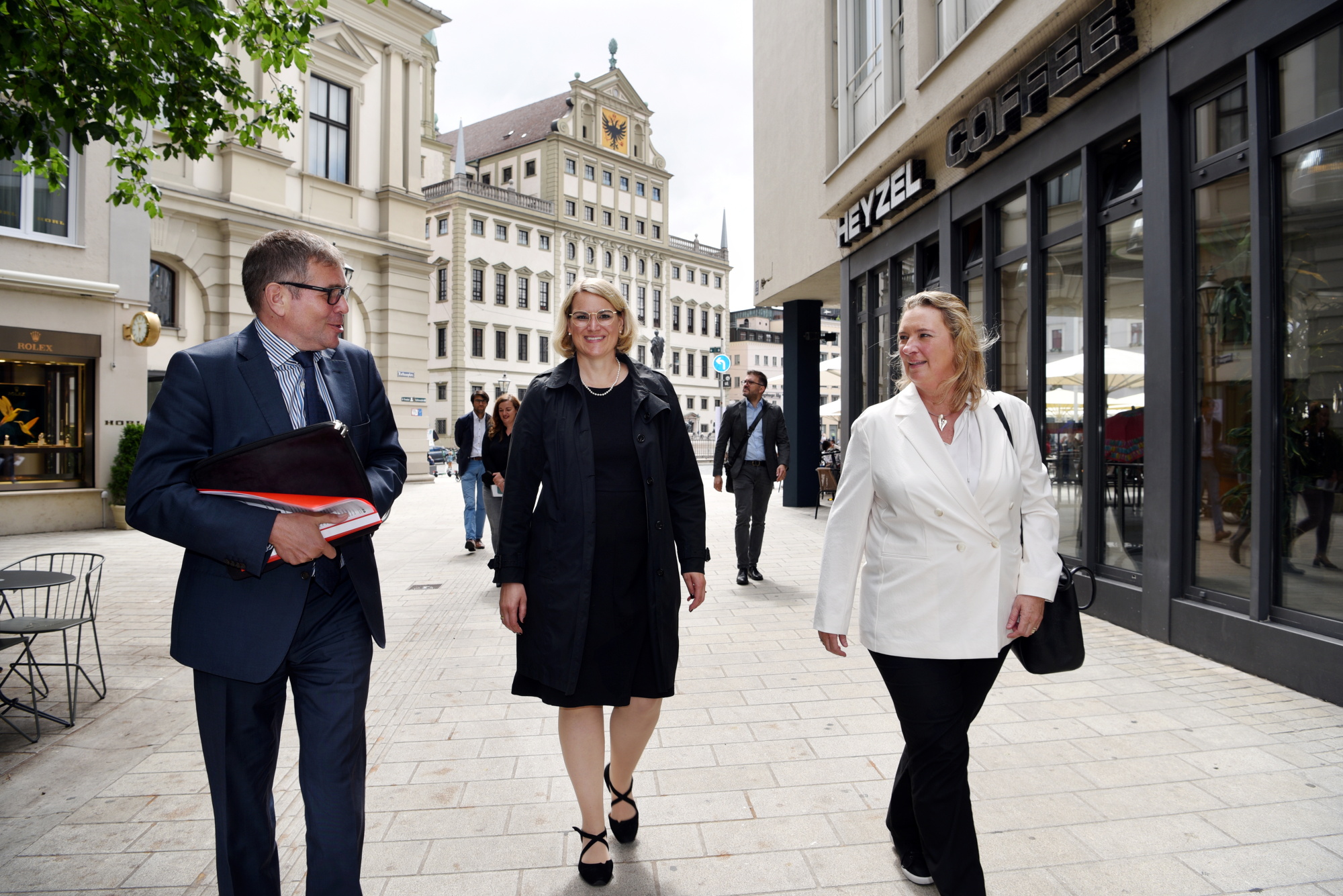 Besuch Kerstin Schreyer (von rechts) mit OB Eva Weber und Wirtschaftsreferent Dr. Wolfgang Hübschle. Foto: Ruth Plössel/Stadt Augsburg