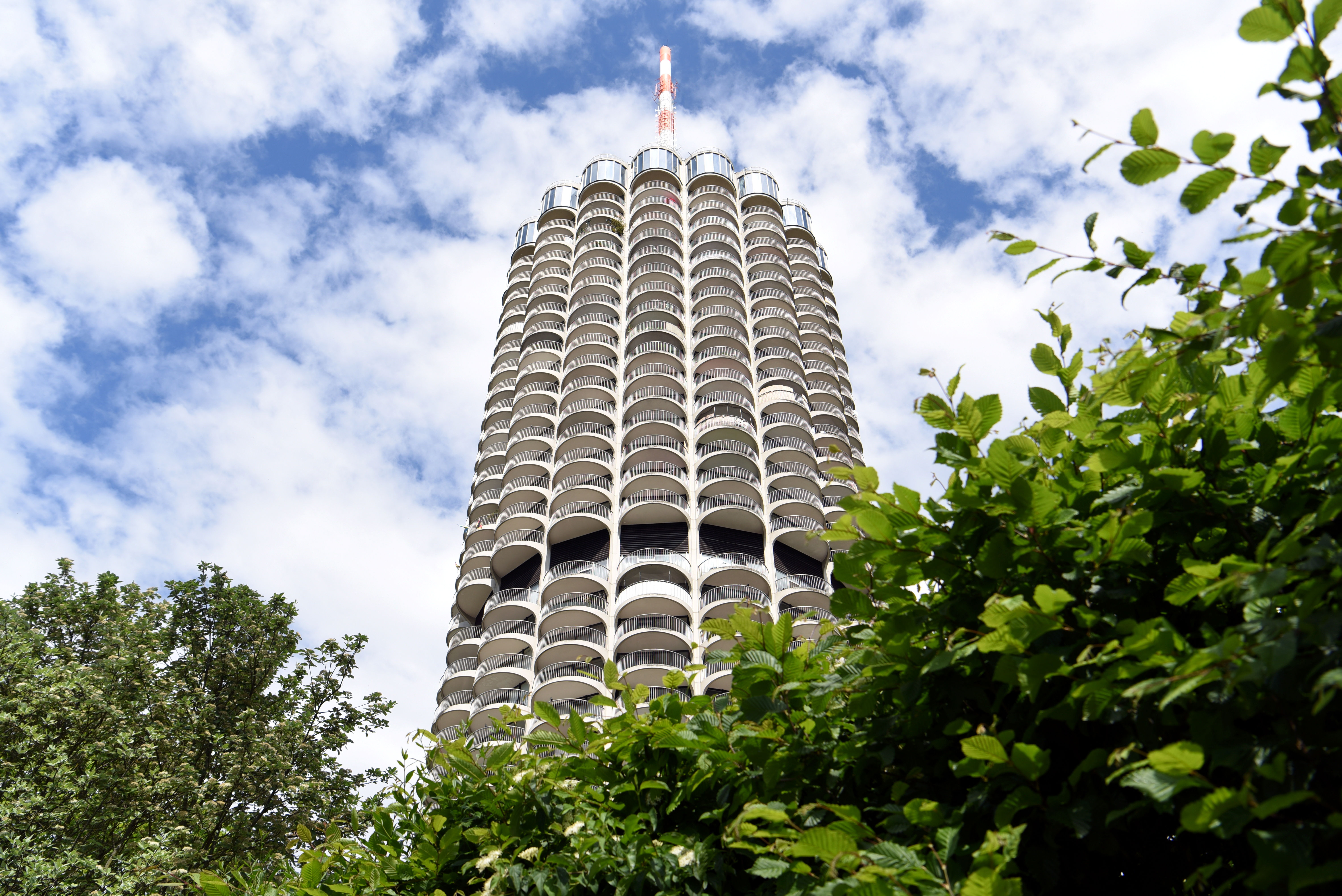 Ein hoher Turm unter einem wolkigen Himmel