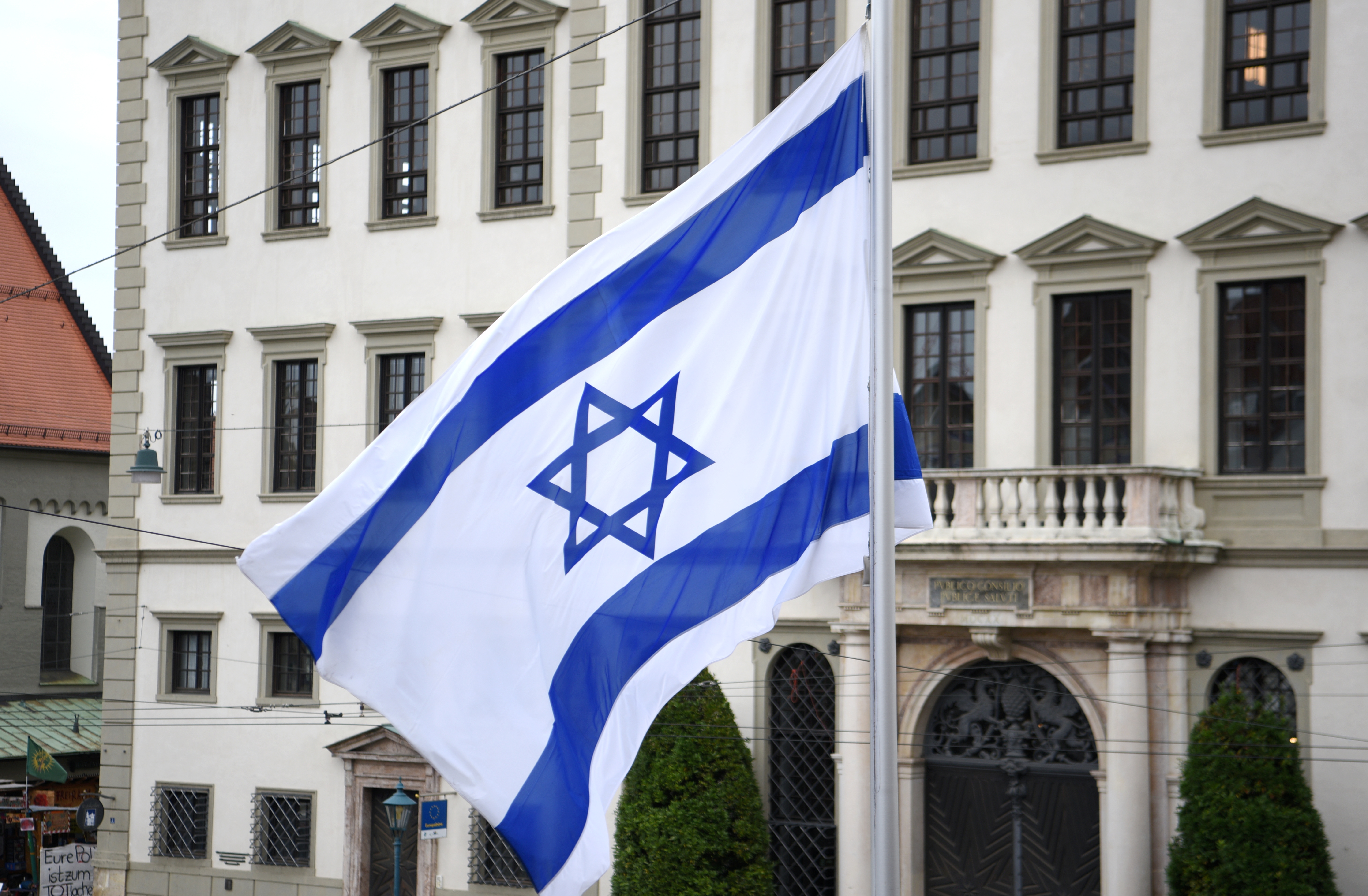 Isrealische Flagge vor dem Rathaus