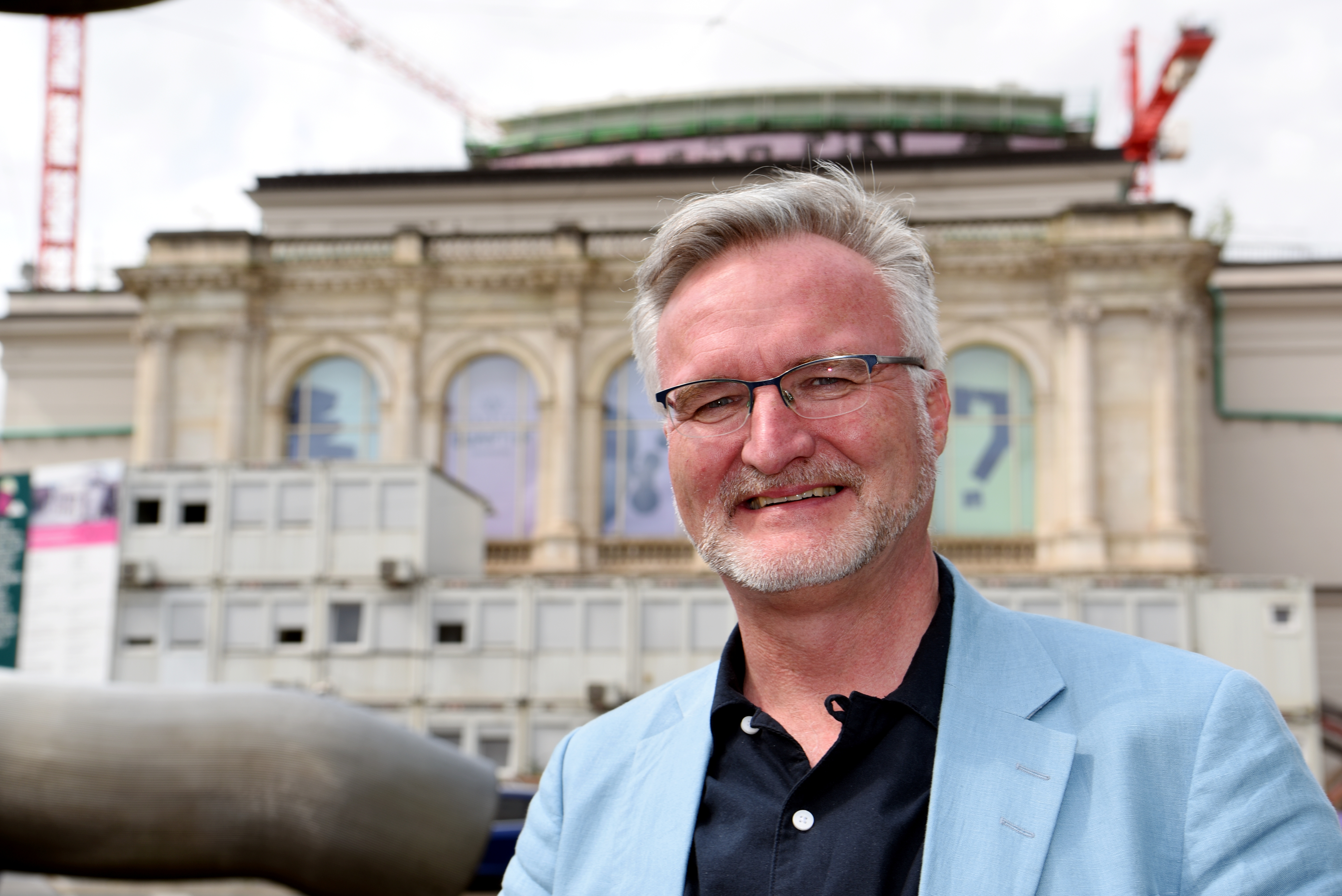 Kulturreferent Jürgen Enninger steht vor dem Staatstheater