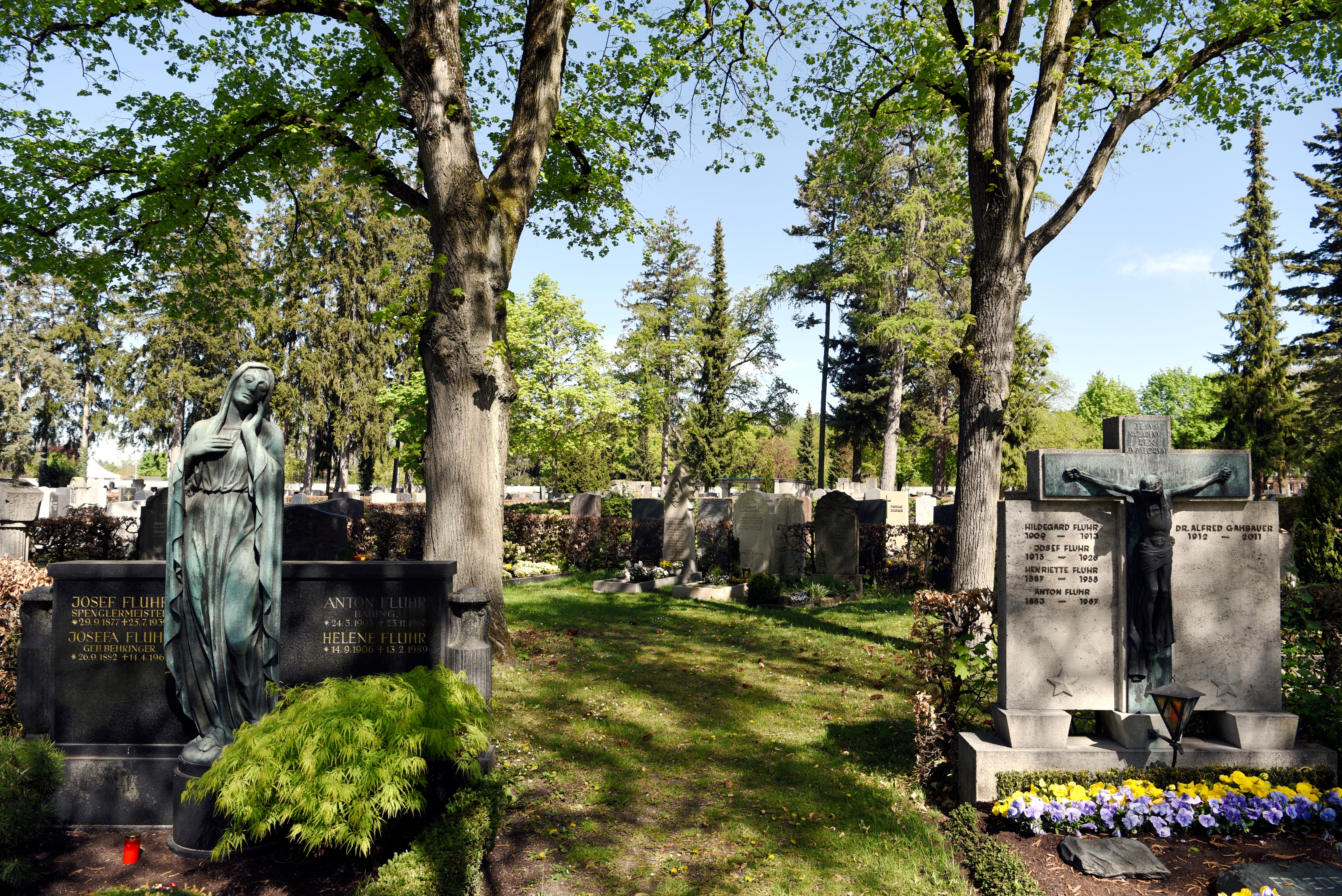 Ein Friedhof mit Bäumen und Grabsteinen