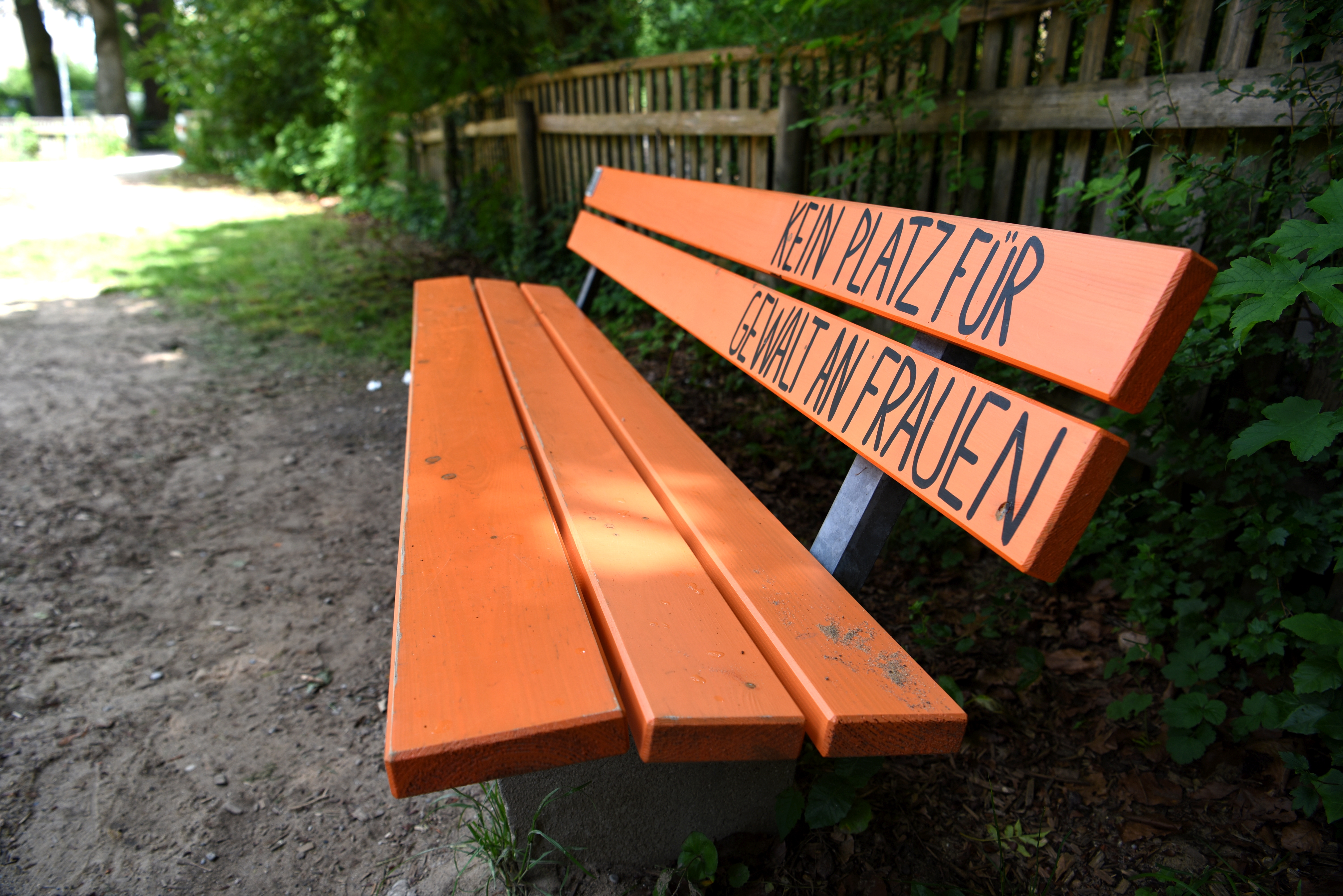 Eine orangefarbene Bank mit der Aufschrift "Kein Platz für Gewalt an Frauen"