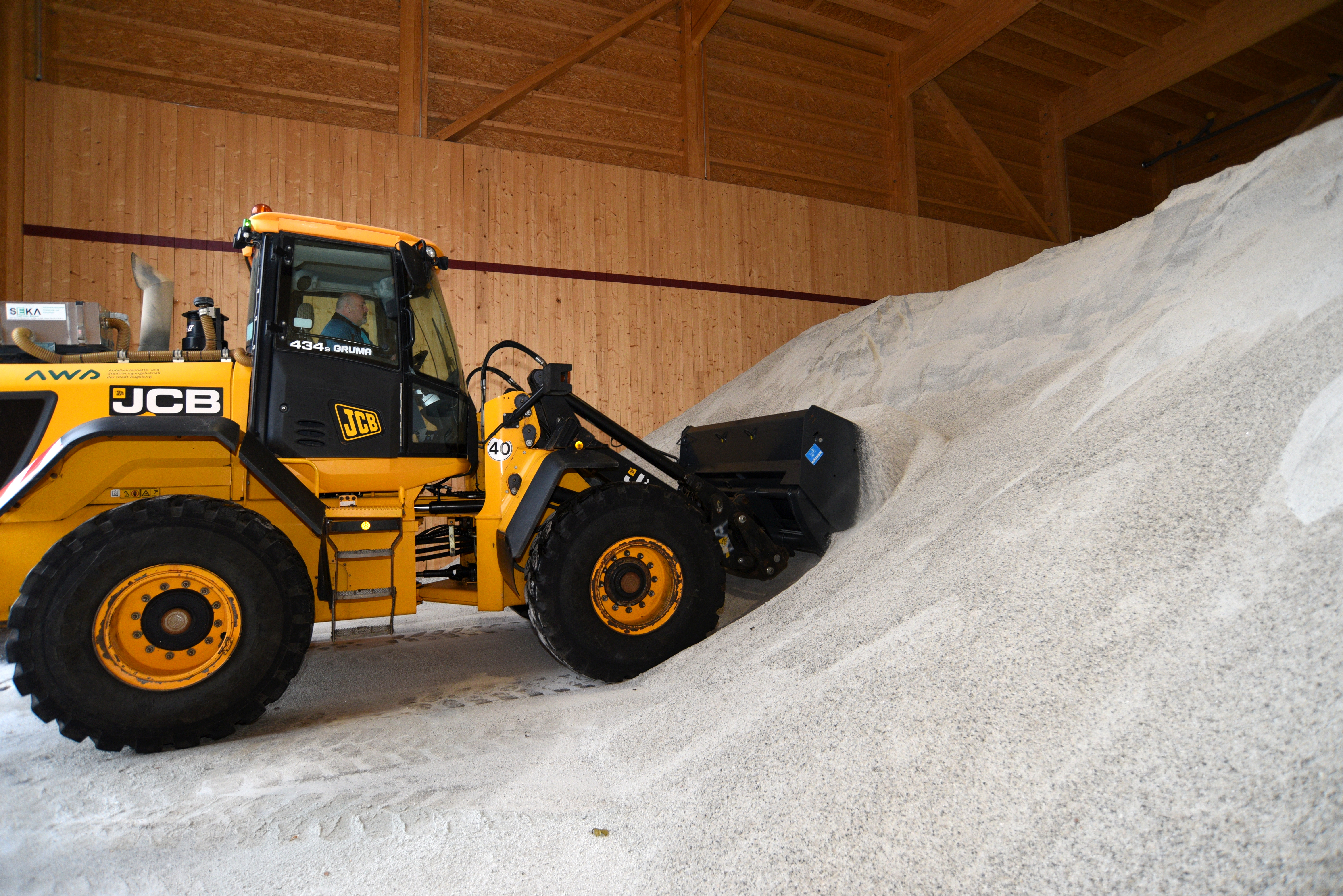 gelber Traktor am Salzberg des AWS