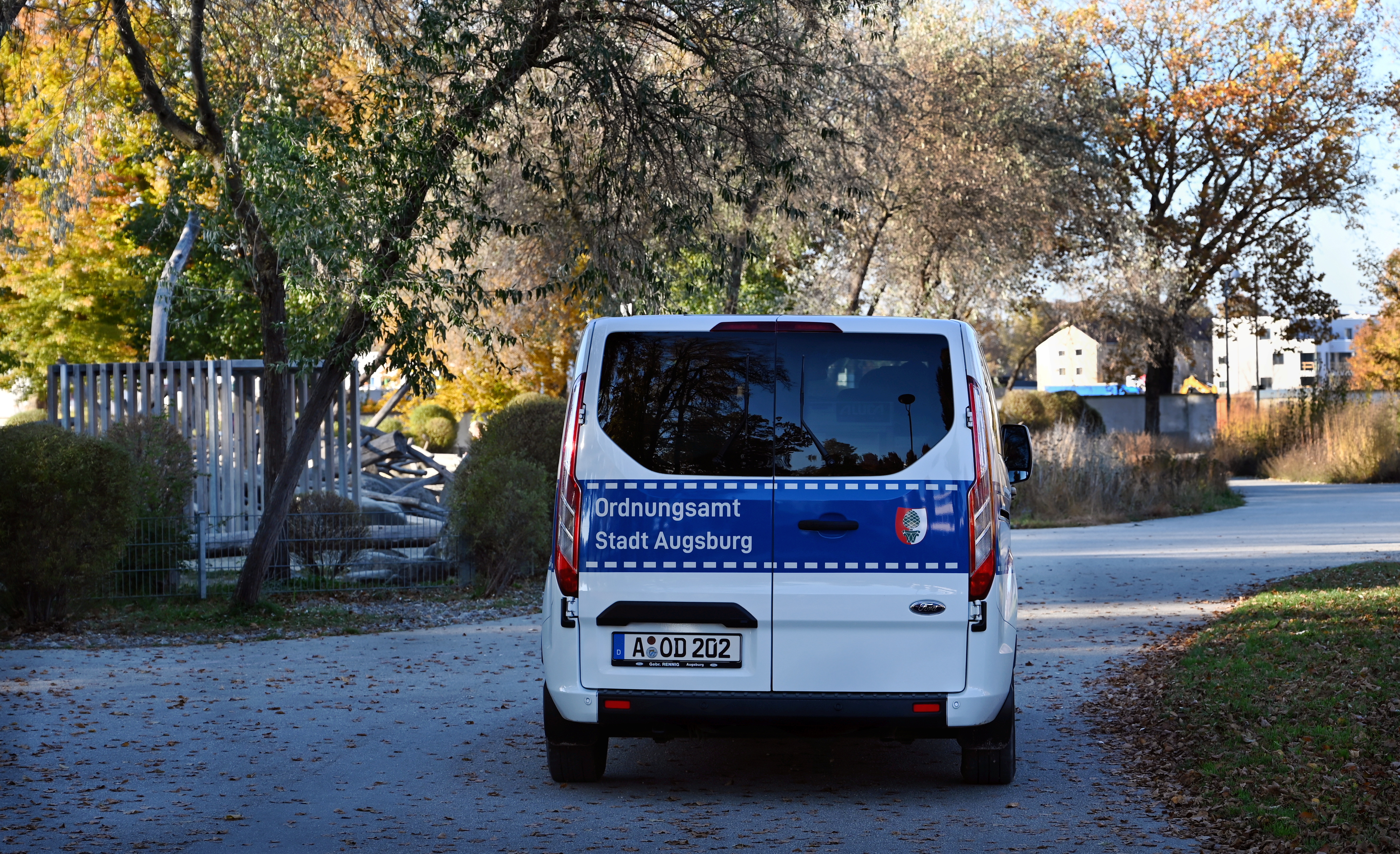 Kastenwagen mit der Aufschrift "Ordnungsamt Stadt Augsburg" von hinten