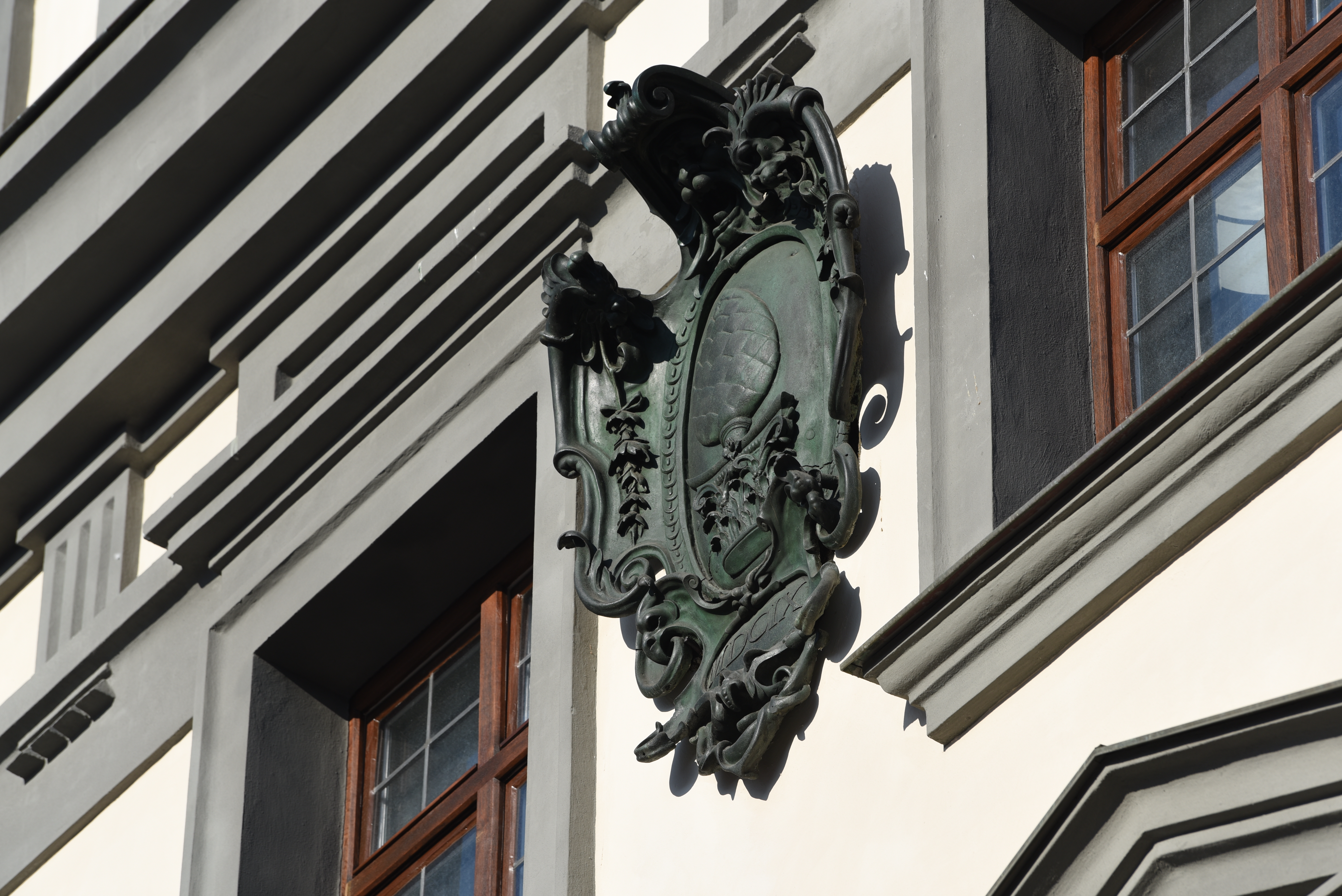 Auf der Fassade der Stadtmetzg ist das Augsburger Stadtwappen in Bronze angebracht