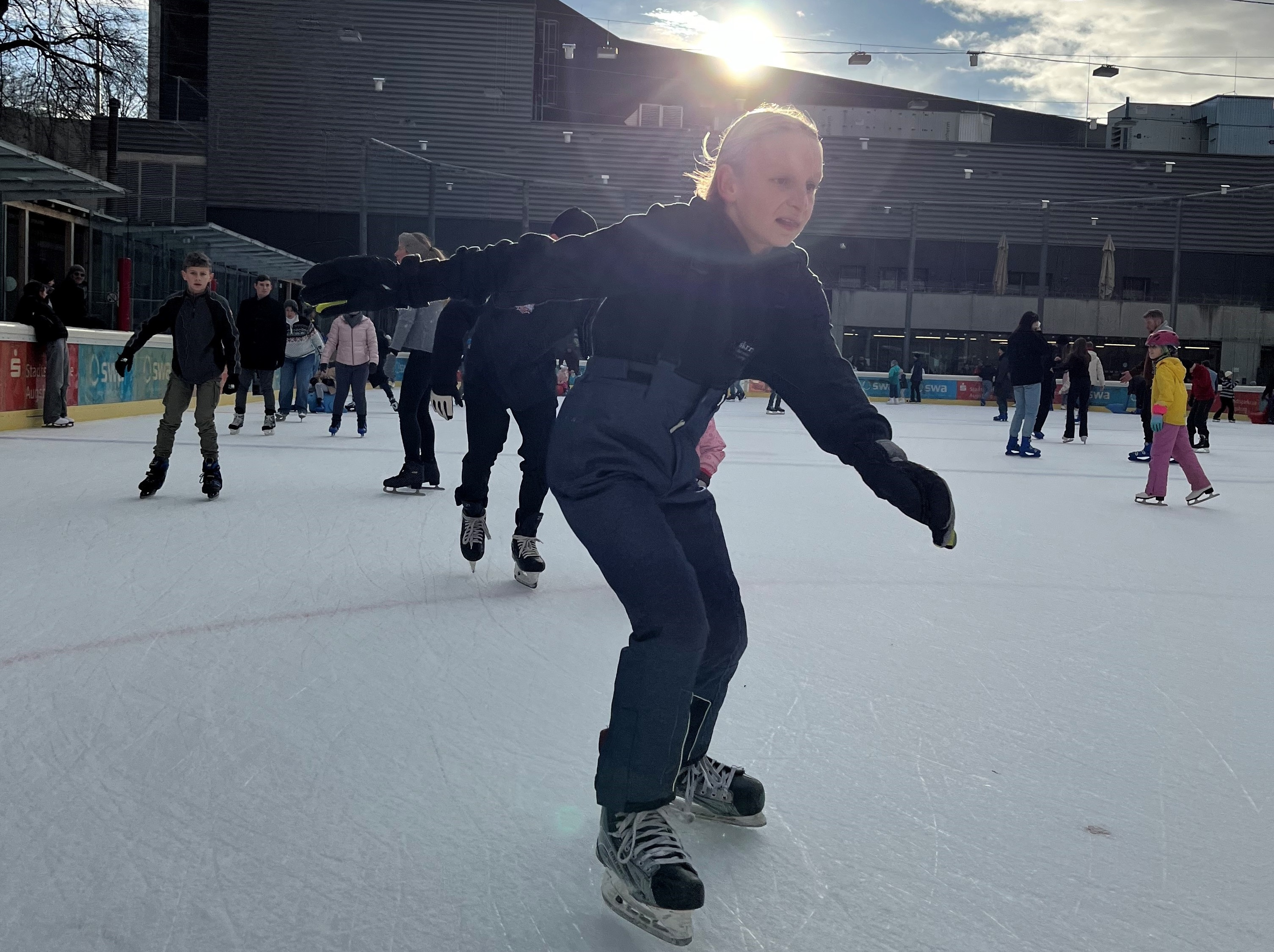 Schlittschuhläufer auf einer Eisbahn